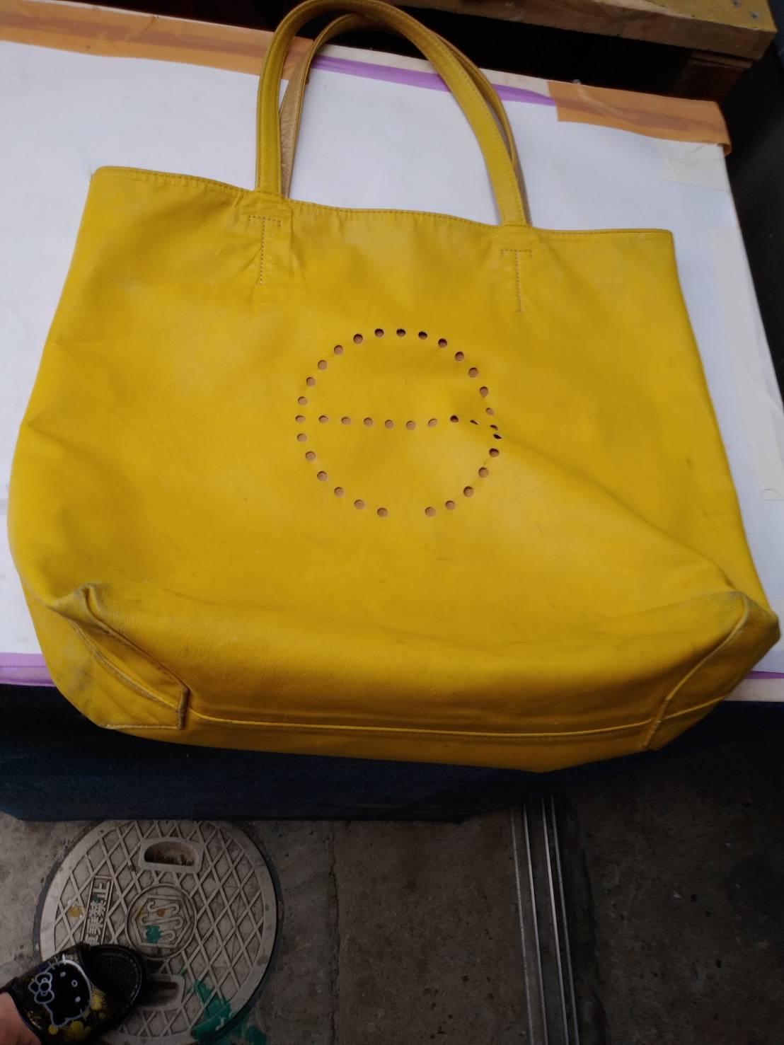 黄色のバッグの全体的な汚れと底角の黒ずみを色直しで綺麗にリペア