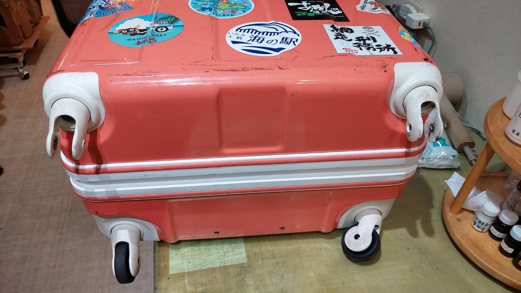 修理前のキャリーケースの底面。4か所のキャスターのうち2か所で車輪がなくなっている状態